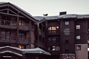 A multi-story hotel with balconies and a sign for 'Beaumont of Lands End Resort.' - Le Fitz Roy (Les Belleville)