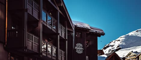 Un bâtiment en bois doté de balcons et d’une enseigne sur laquelle on peut lire « Beaumont ».