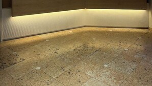 A reception area with a wooden reception desk, a large window, and a tiled floor. - ABC Comfort Hotel Mantua City Centre (Mantua)