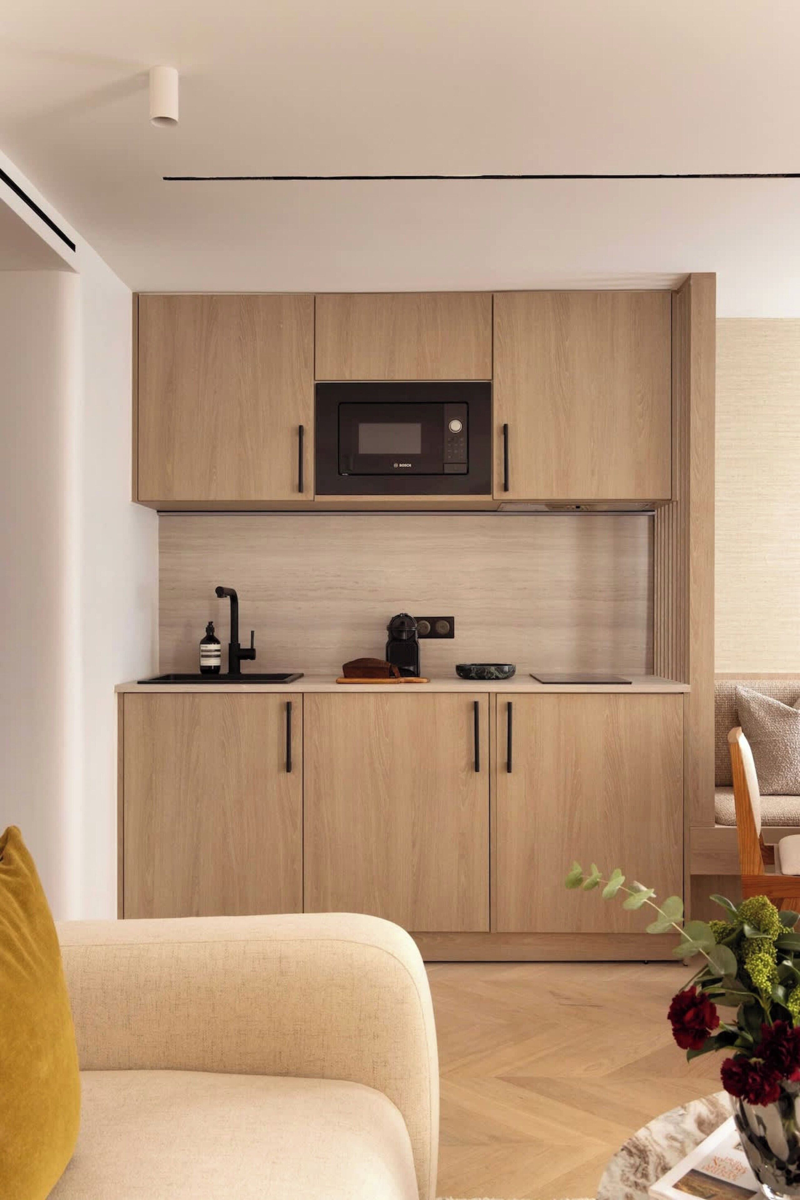 Appartement | Privékeuken | Een koelkast, een microgolfoven, een kookplaat