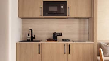 Appartement | Privékeuken | Een koelkast, een microgolfoven, een kookplaat