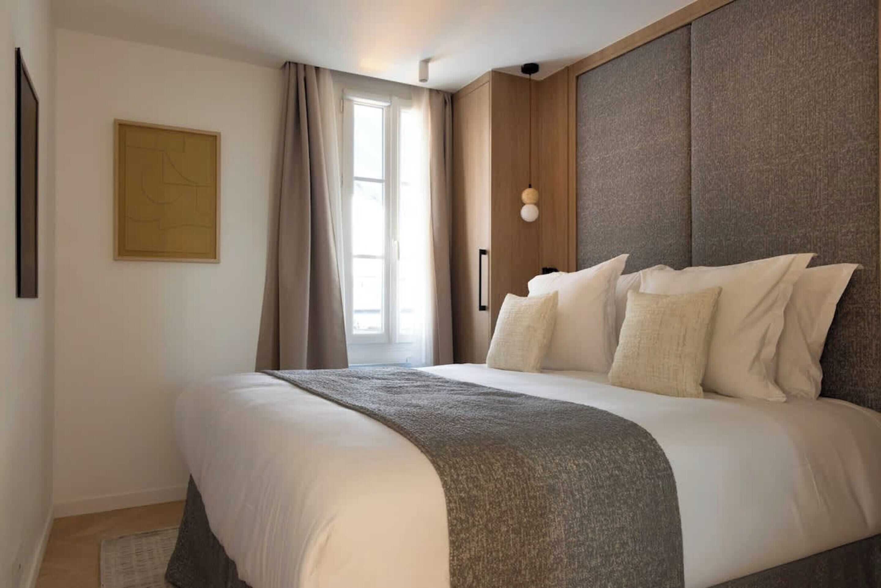 2  عدّة غرف نوم ومساحة عمل للكمبيوتر المحمول ومكواة/لوح كي وملاءات أسرّة