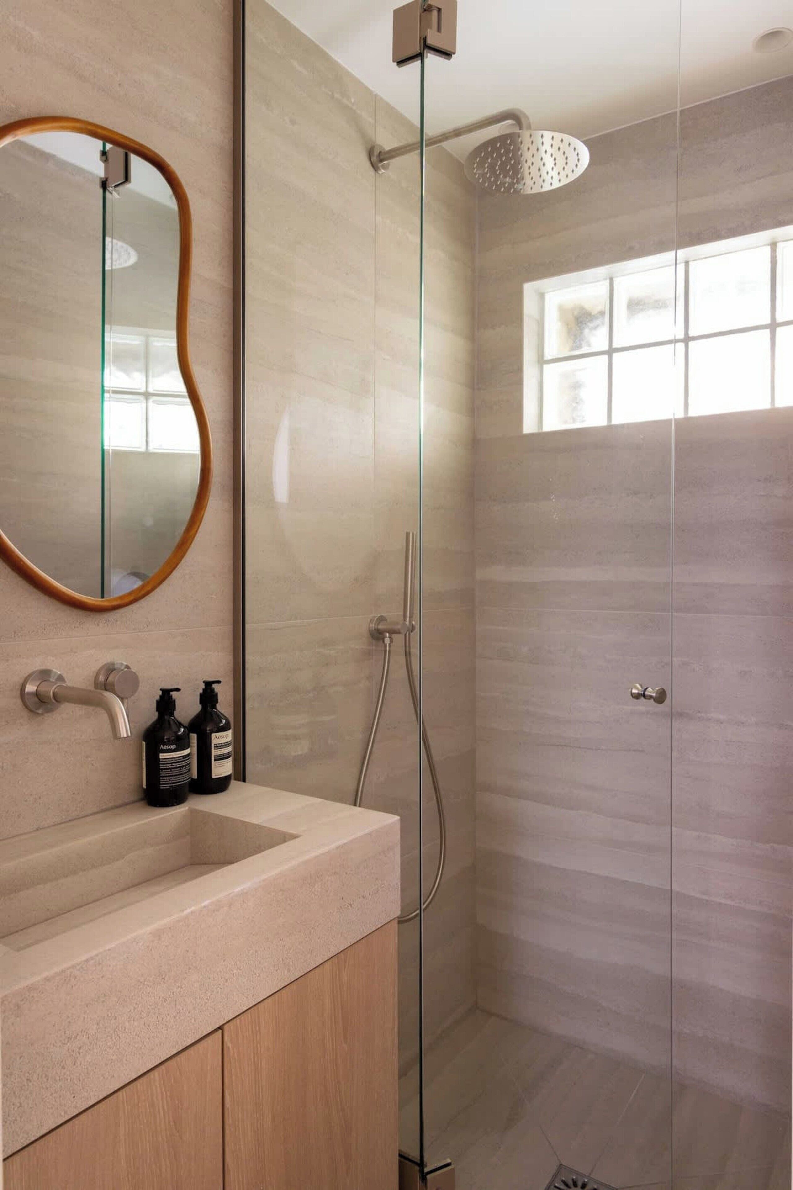 Appartement | Badkamer | Een haardroger, zeep, shampoo