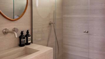 Appartement | Badkamer | Een haardroger, zeep, shampoo