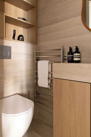 Leilighet | Bad | Hårføner, såpe og sjampo