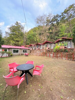 Outdoor dining - Birds the Jungle Retreat (Rishikesh)