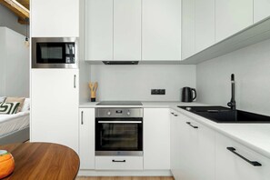 Fridge, microwave, oven, stovetop - Kraszewskiego 17 Poznań | Cozy apartment | Air conditioning (Poznań)