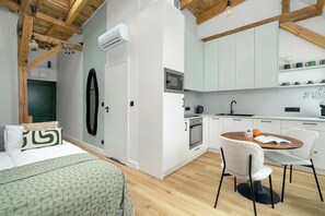 Tabla de planchar con plancha, cuna de viaje, wifi y ropa de cama 