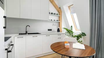 Frigorifero, microonde, forno, piano cottura