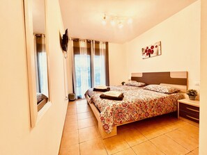 2 Schlafzimmer, Schreibtisch, Bügeleisen/Bügelbrett, Reisekinderbett
