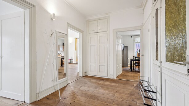 A hallway with wooden flooring, white walls, and doors leading to other rooms. - Fully equipped apartments in Metzingen - ideal for fitters & companies (3 units) (Metzingen)