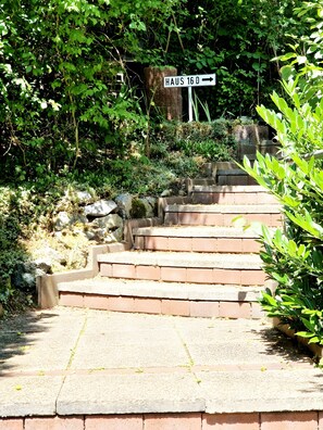 Unos escalones de piedra conducen a un edificio con la inscripción 'HAUS 16 D'.