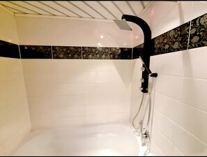 Douche, séchoir à cheveux, serviettes fournies