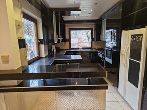 Wasserkocher mit Kaffee-/Teezubehör, Kühlschrank, Mikrowelle, Ofen