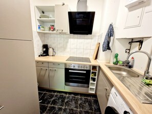 Kühlschrank, Mikrowelle, Ofen, Herdplatte