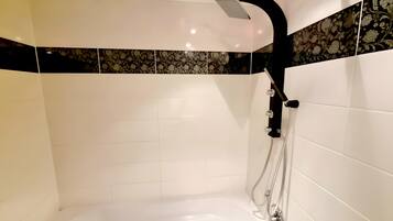 Dusche, Haartrockner, Handtücher