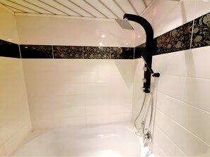 Dusche, Haartrockner, Handtücher