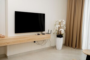 Interior - Near Trade Centre, Luxury 2BR, 42 Floor Skyline View, 1 Residence Tower. (Dubai)