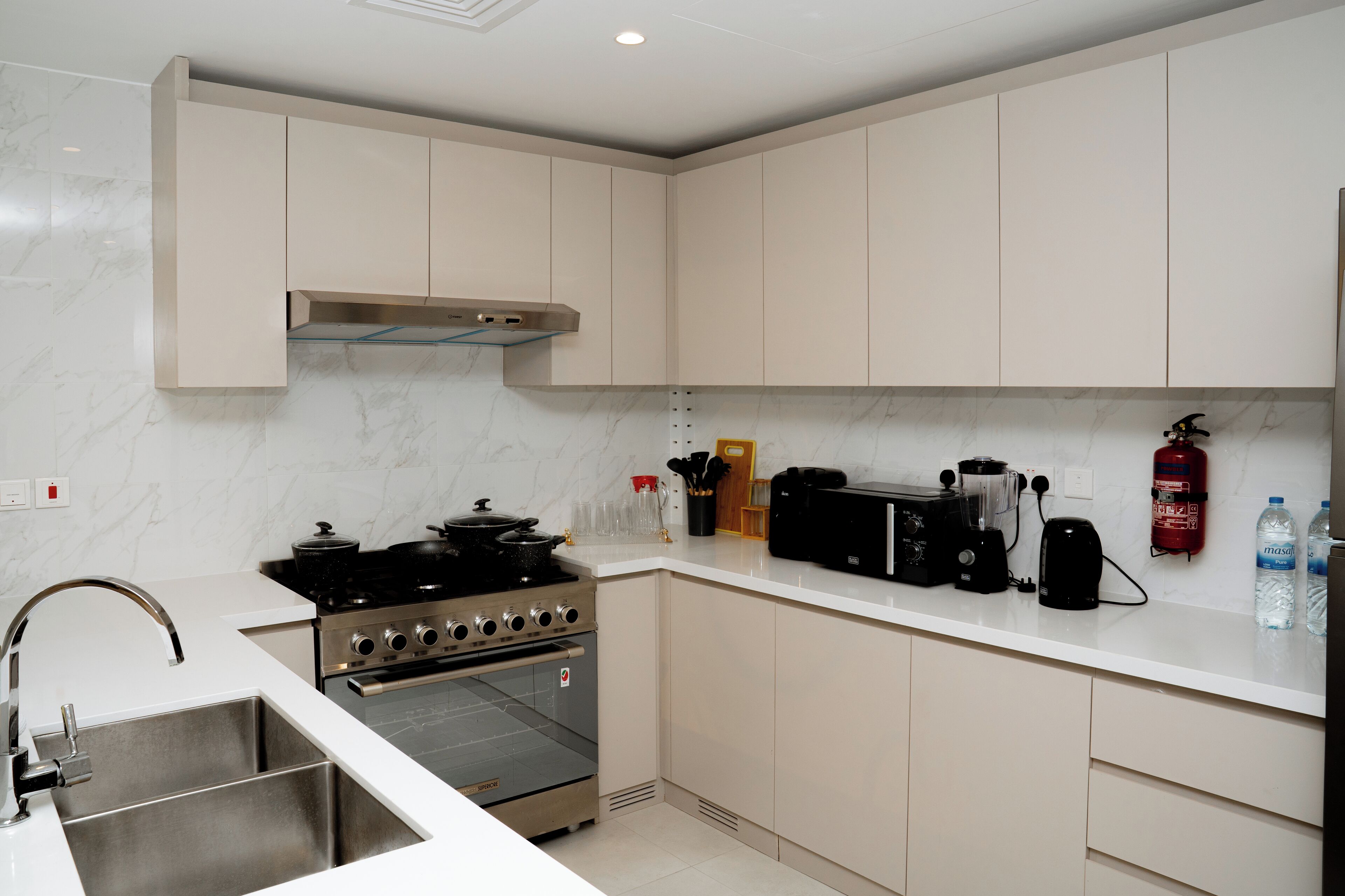 Réfrigérateur, micro-ondes, four, plaque de cuisson