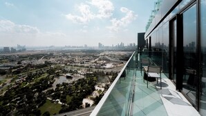 A high-rise building with a glass balcony overlooking a cityscape and a park. - Dubai Frame & Skyline View 2BR – 42nd Floor, Pool & Gym (Dubai)
