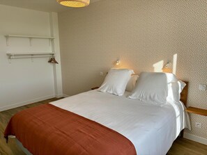 3 bedrooms, individually furnished, iron/ironing board - Lovely Holiday Cottage in Corseul (Corseul)