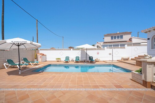 Private villa with barbecue, ping pong, swimming pool and garden. 7 min from the beach!