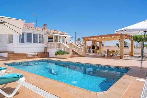 Private villa with barbecue, ping pong, swimming pool and garden. 7 min from the beach!