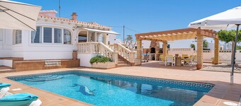 Private villa with barbecue, ping pong, swimming pool and garden. 7 min from the beach!