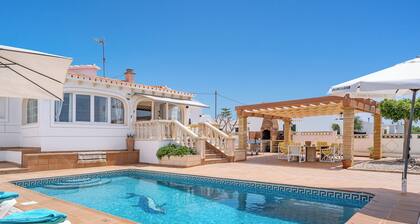 Private villa with barbecue, ping pong, swimming pool and garden. 7 min from the beach!