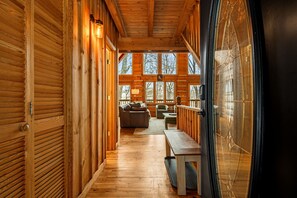 Interior - Lobo Lodge - Movie Theatre - Games - Stunning View (Mars Hill)
