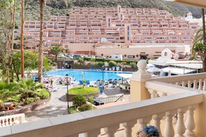 Property grounds - Central Studio Apartment. Communal Heated Pool (CN)