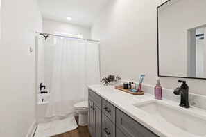 Luxury House, 3 Bedrooms, Kitchen | Bathroom | Combined shower/bathtub, hair dryer, towels, soap - Enclave 3 Bedroom Luxury Homes (Lafayette)