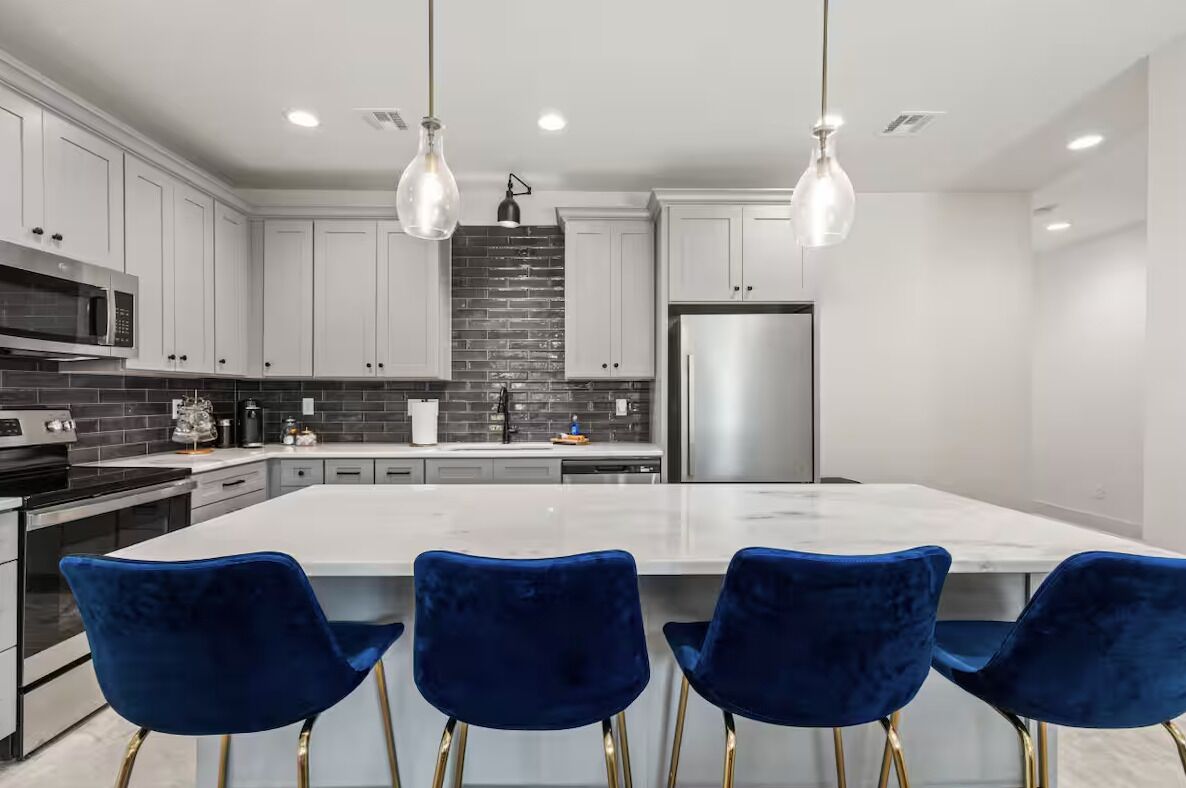 Luxury House, 3 Bedrooms, Kitchen | Private kitchen | Full-sized fridge, microwave, oven, stovetop