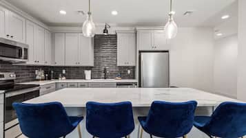 Luxury House, 3 Bedrooms, Kitchen | Private kitchen | Full-sized fridge, microwave, oven, stovetop