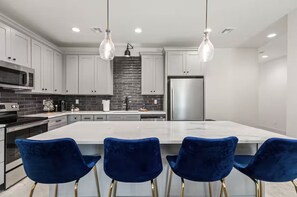 Luxury House, 3 Bedrooms, Kitchen | Private kitchen | Full-sized fridge, microwave, oven, stovetop - Enclave 3 Bedroom Luxury Homes (Lafayette)