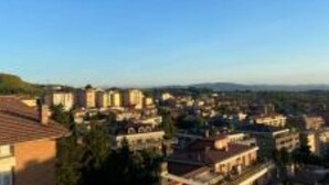 A cityscape with buildings and a clear sky. - Appartamento Perugia 705/B (Perugia)