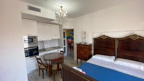 A compact room with a kitchenette, a dining area, and a bed. - Appartamento Perugia 705/B (Perugia)
