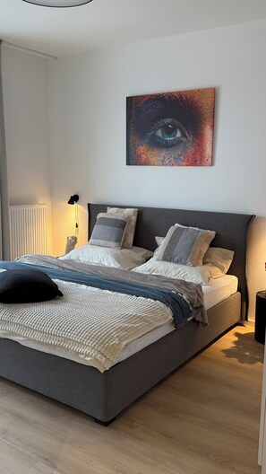 Tabla de planchar con plancha, wifi y ropa de cama 