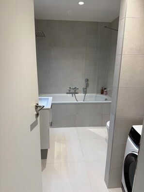 Secadora de cabello, toallas, jabón, papel de baño 