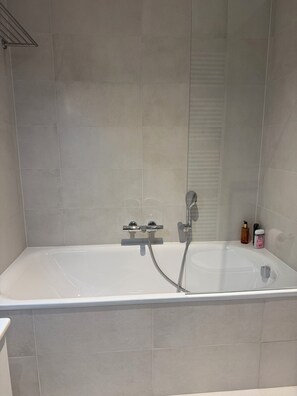 Haartrockner, Handtücher, Seife, Toilettenpapier