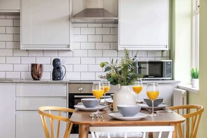 Dining - Bright and Spacious 1BR Overlooking Hyde Park (London)