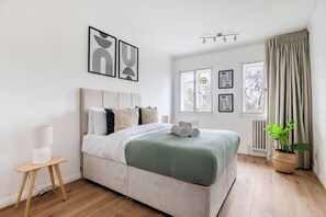 1 bedroom, iron/ironing board, travel cot, free WiFi - Bright and Spacious 1BR Overlooking Hyde Park (London)