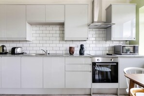 Fridge, microwave, oven, stovetop - Bright and Spacious 1BR Overlooking Hyde Park (London)