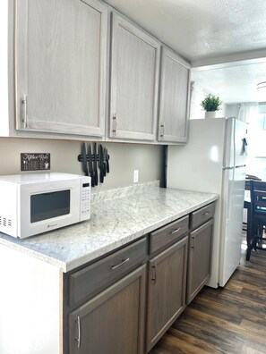 Een koelkast, een magnetron, een oven, een kookplaat