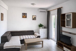 Familienapartment, Mehrere Schlafzimmer (Pool Apt 4 - Novi Vinodolski (Ground)) | Wohnbereich