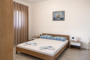 Family Apartment, Multiple Bedrooms (Pool Apt 3 - Novi Vinodolski (Ground))