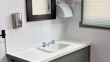 Doccia, asciugacapelli, asciugamani, sapone