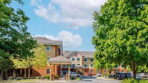 Un hôtel doté d’une entrée principale, de plusieurs étages et d’un parking.