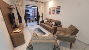 Smart TV, video games - Cozy Apartment in Asturias: Air Conditioning, Fiber Optic Internet, PS3 (Guarujá)