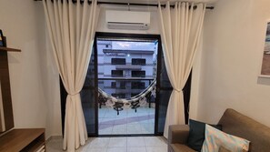 Smart TV, video games - Cozy Apartment in Asturias: Air Conditioning, Fiber Optic Internet, PS3 (Guarujá)